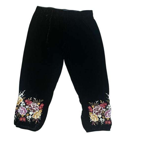 JOHNNY WAS Zosia Floral Embroidered Velvet Cropped Joggers